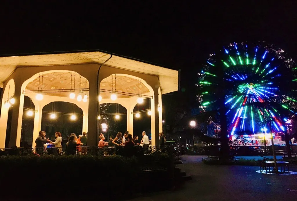The iconic Bürkliplatz dance scene at night with the Ferris Wheel