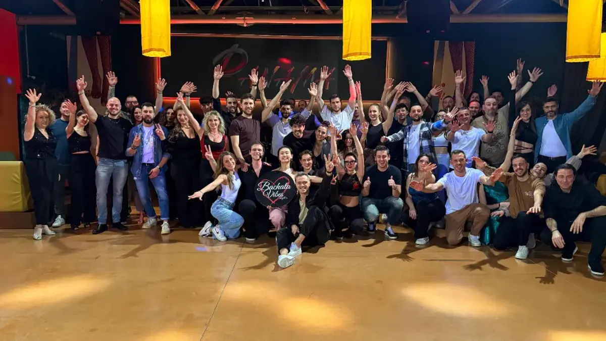 Internationale Bachata Weekend Gruppe mit vielen Tänzerinnen und Tänzern in Zürich