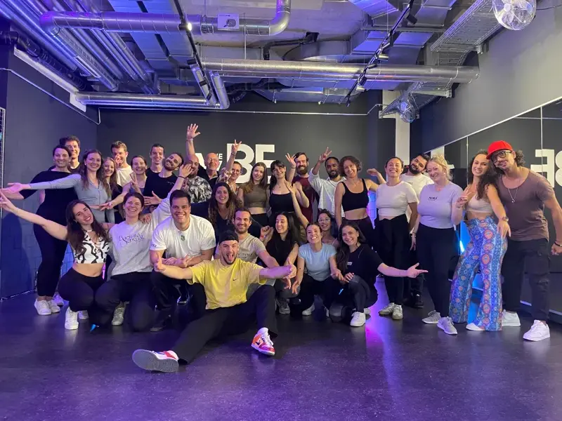 Lächelnde Bachata-Schüler zusammen im AXcent Studio in Zürich